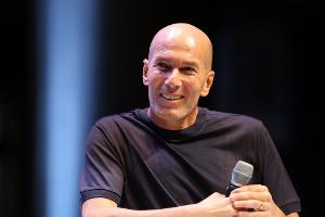 高价买票啥都没！RMC：齐达内出席活动引混乱，签名会直接被取消